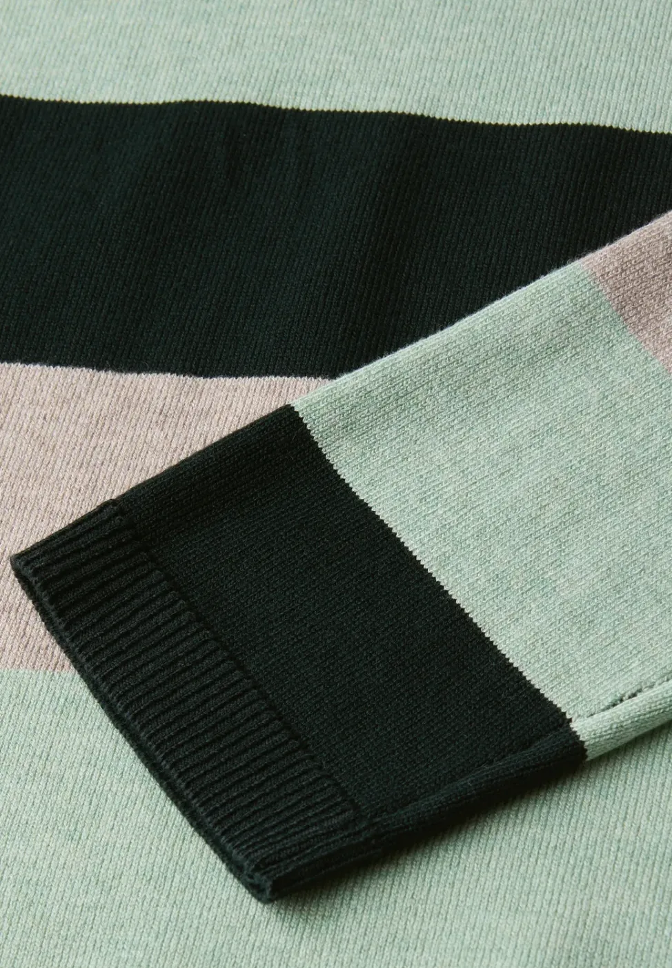 Gestreifter Pullover