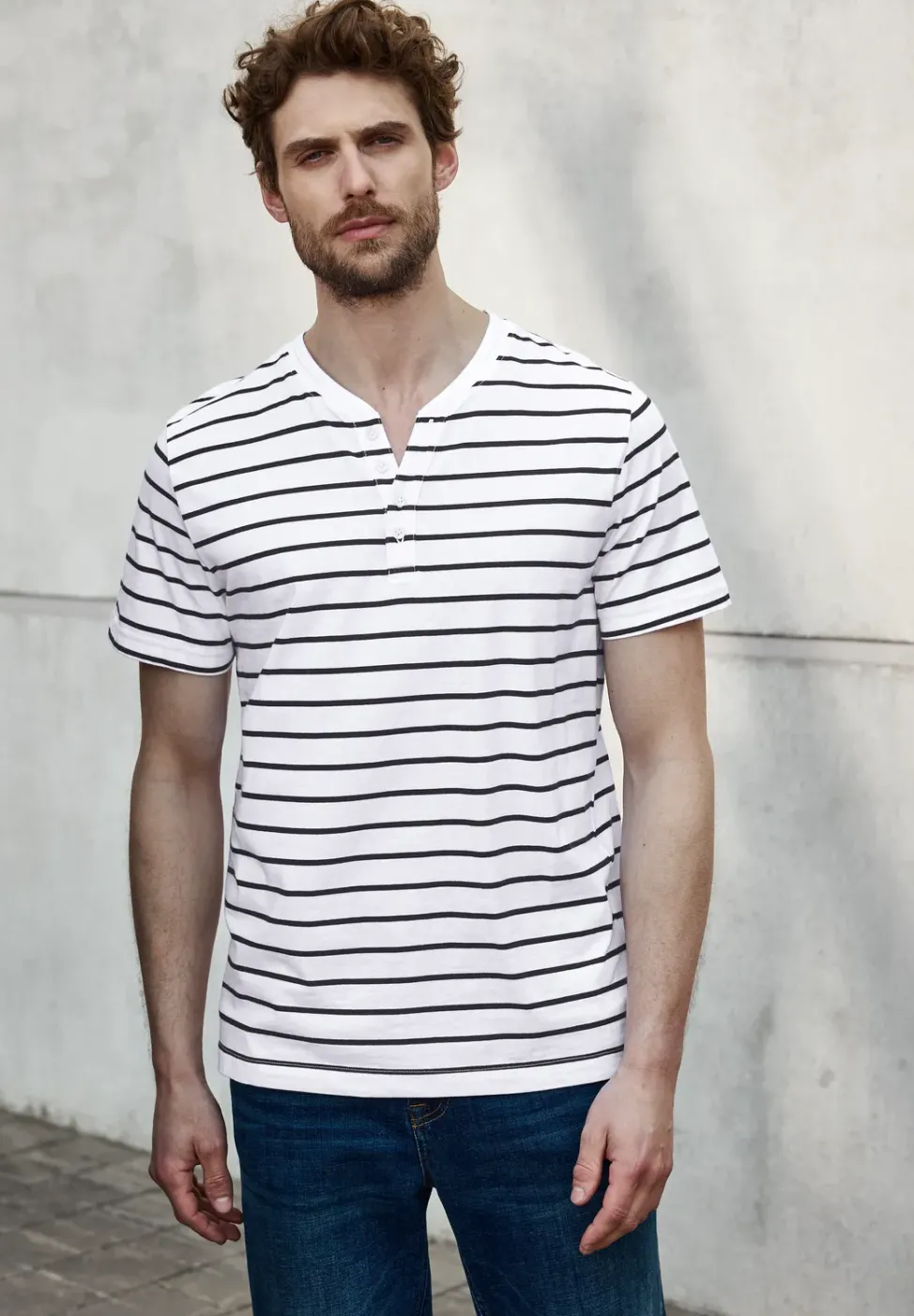 Gestreiftes Henleyshirt