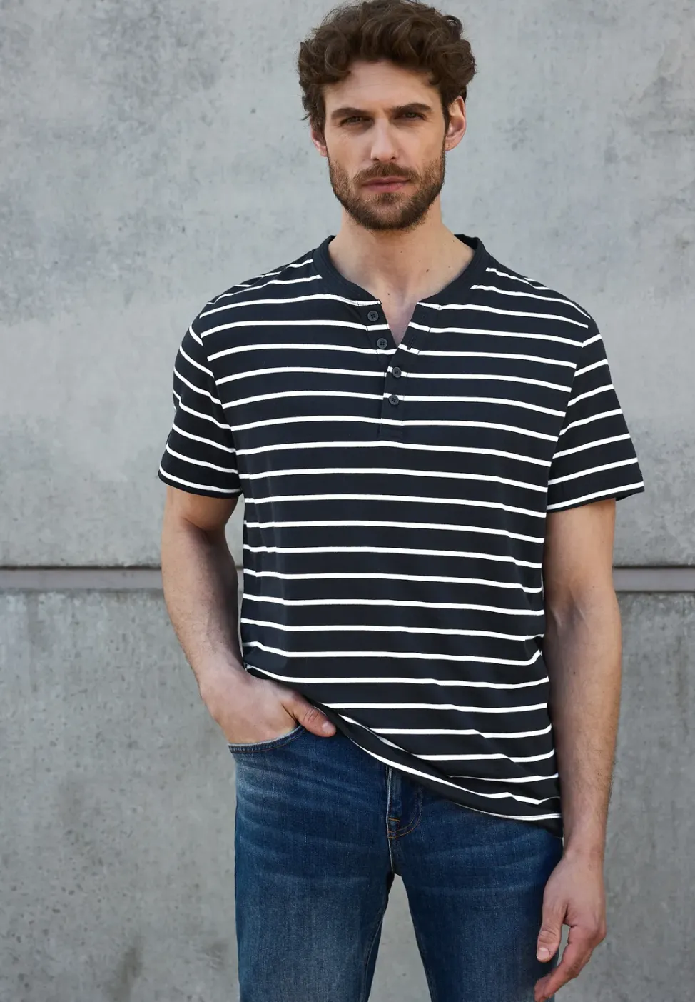 Gestreiftes Henleyshirt
