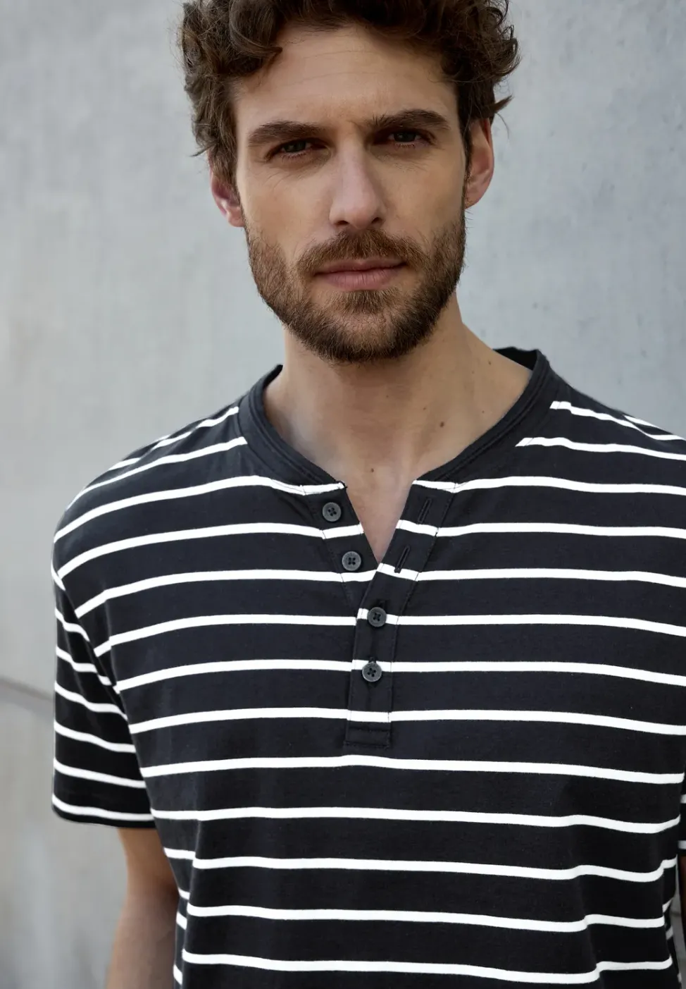 Gestreiftes Henleyshirt