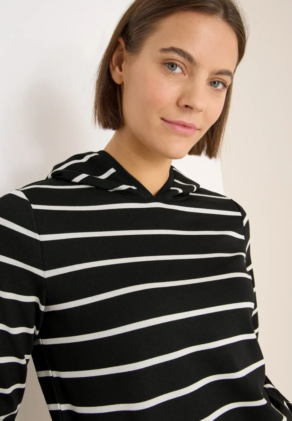 Gestreiftes Kapuzenshirt