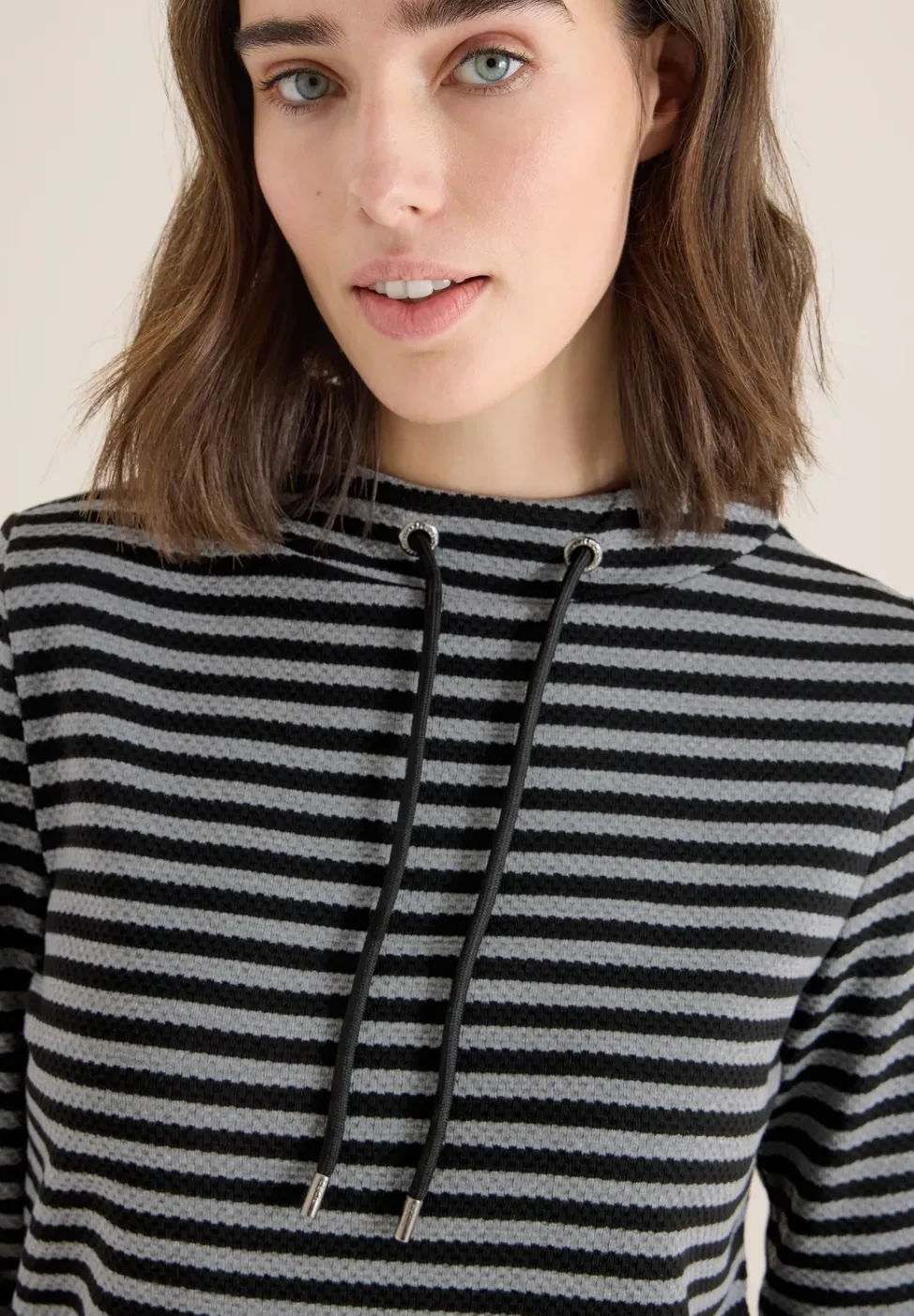 Gestreiftes Funnelneck Shirt