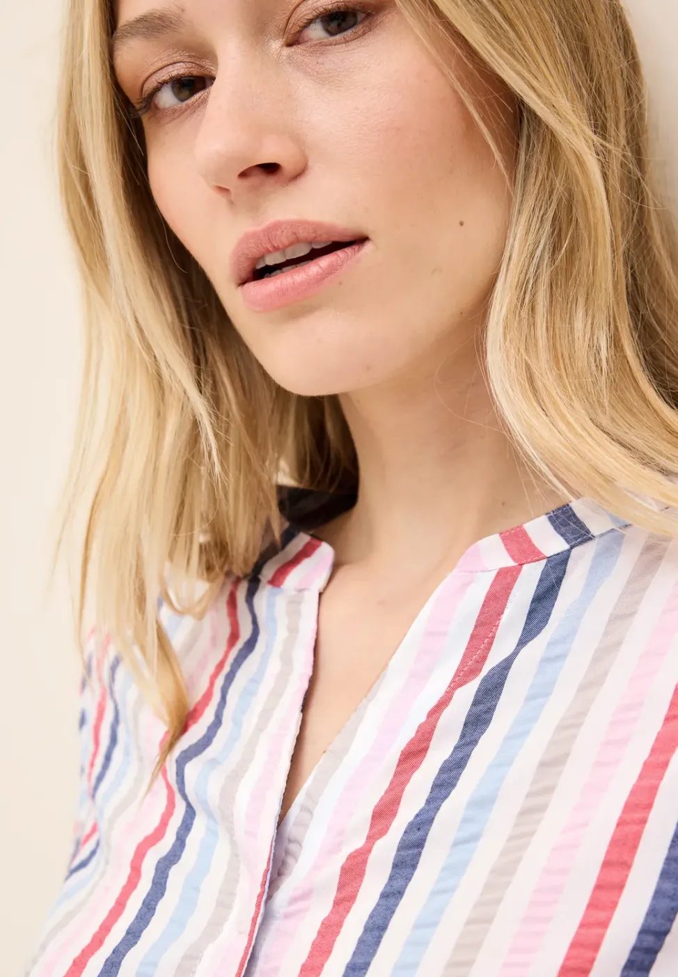 Gestreifte Split Neck Bluse
