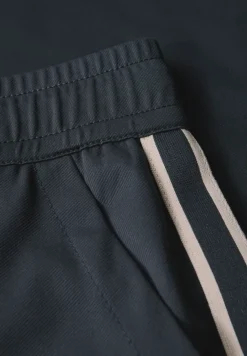 Hose mit Gallonstreifen