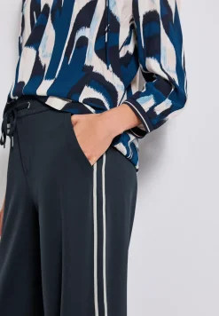 Hose mit Gallonstreifen