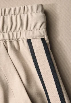 Hose mit Gallonstreifen