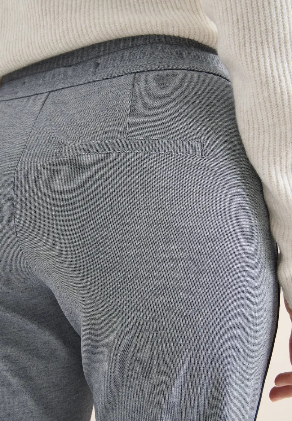 Hose mit Gallonstreifen