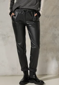 Hose im Leder-Look