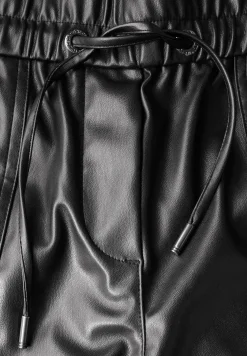 Hose im Leder-Look