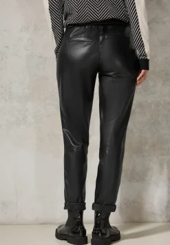Hose im Leder-Look