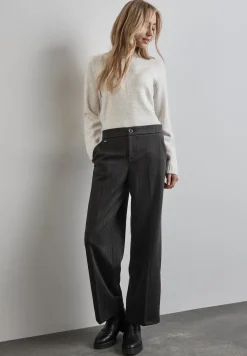 Hose im Nadelstreifen-Look