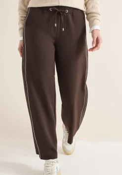 Hose mit Tapestreifen