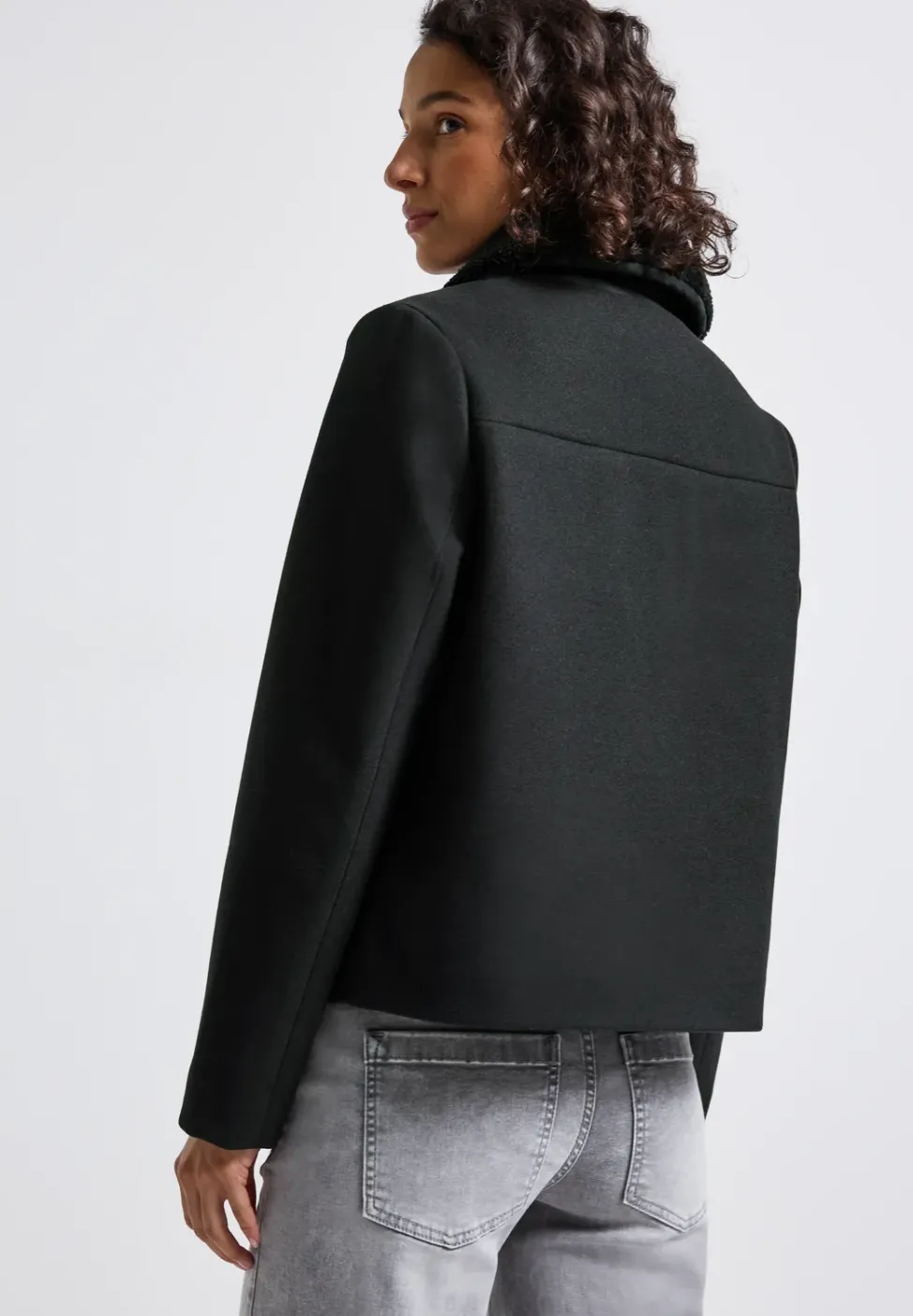 Jacke mit abnehmbarem Kragen