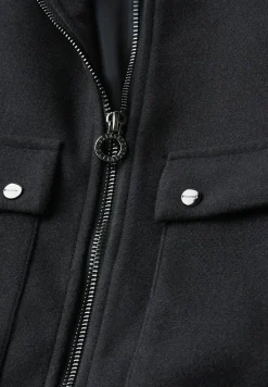 Jacke mit abnehmbarem Kragen