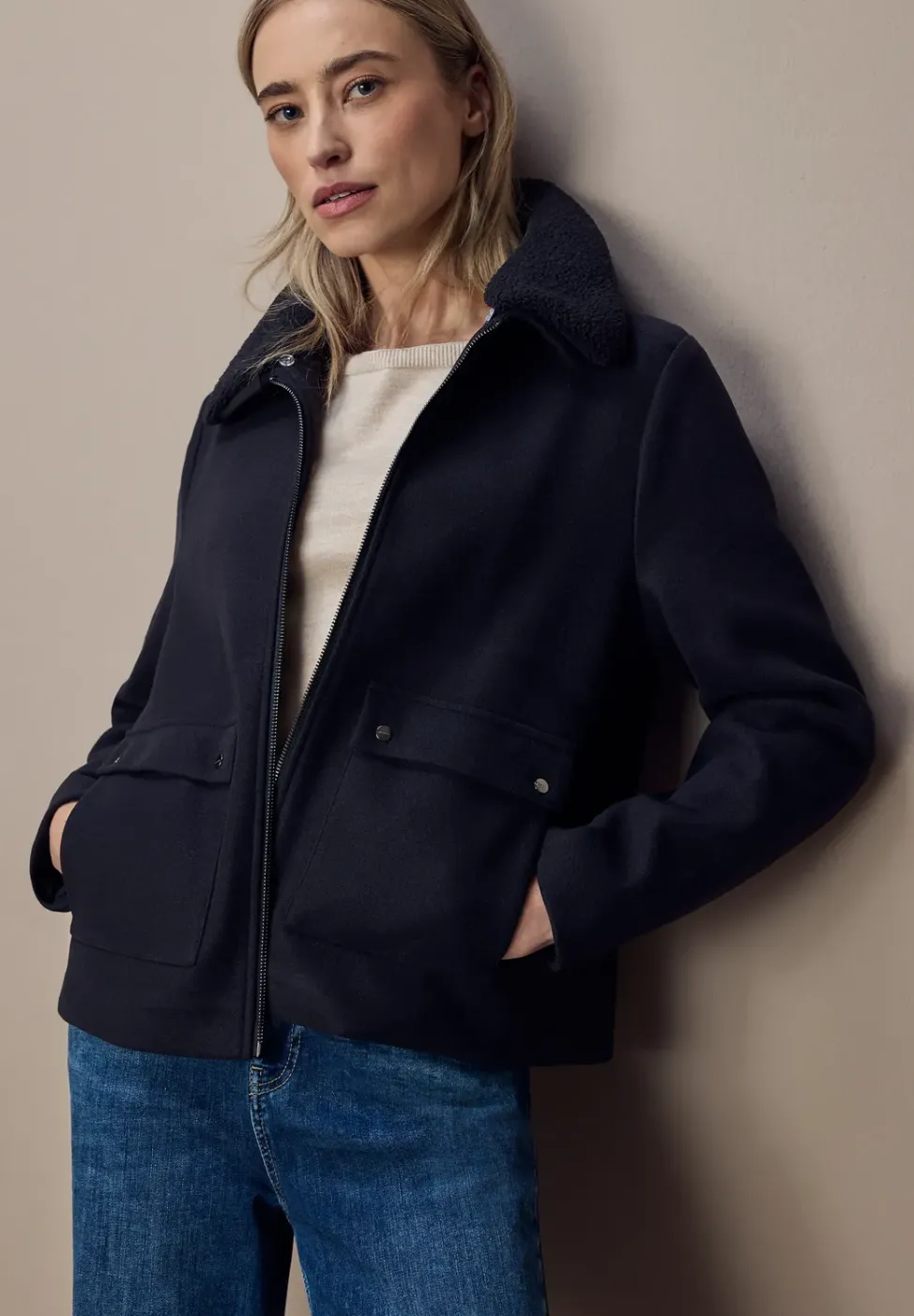 Jacke mit abnehmbarem Kragen