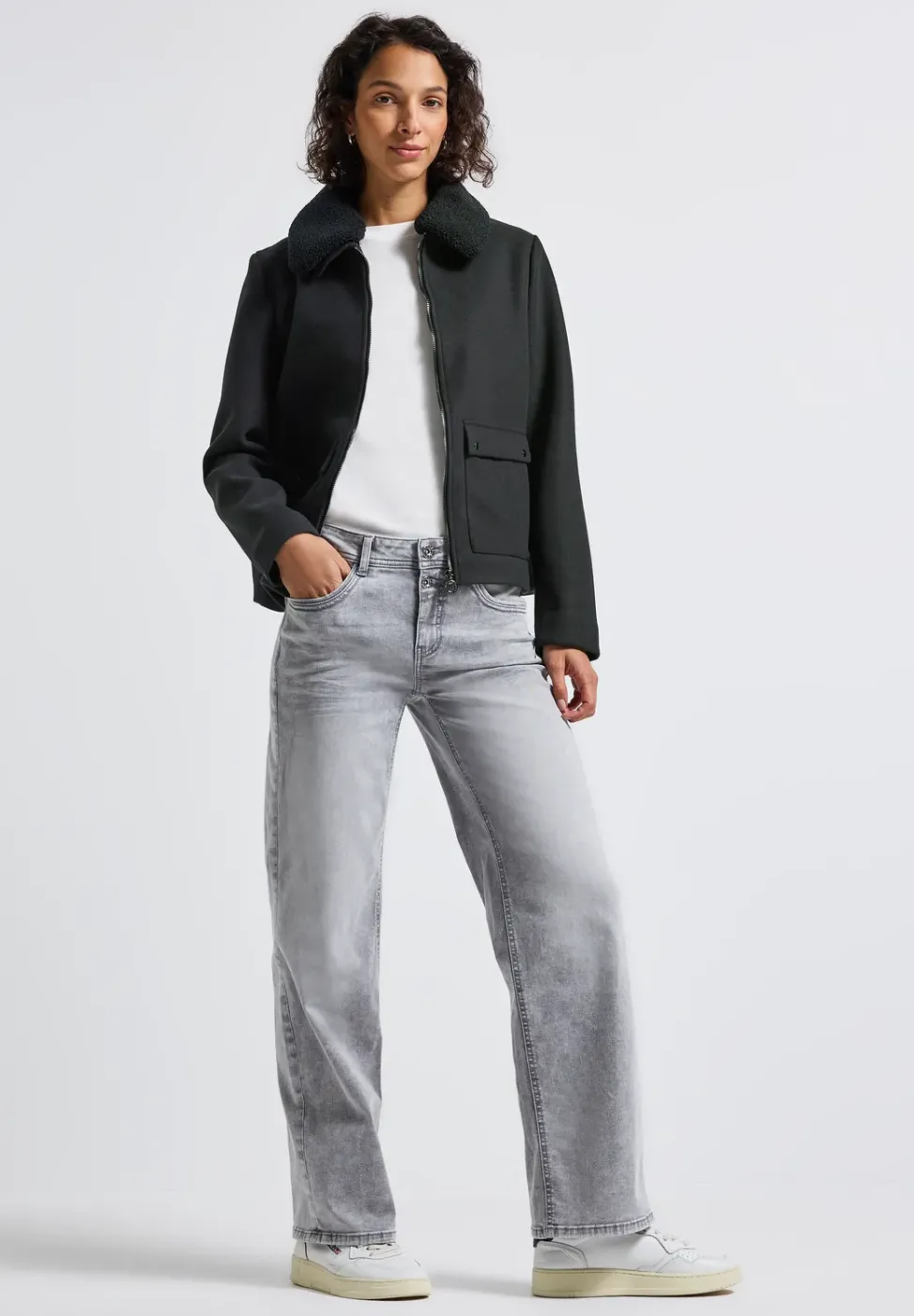 Jacke mit abnehmbarem Kragen