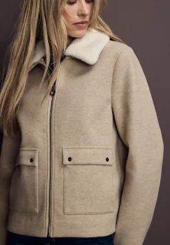 Jacke mit abnehmbarem Kragen