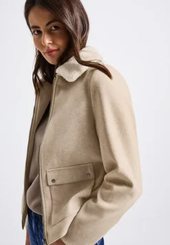 Jacke mit abnehmbarem Kragen
