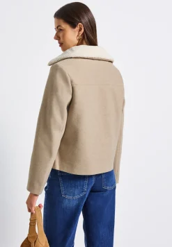 Jacke mit abnehmbarem Kragen
