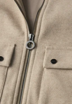 Jacke mit abnehmbarem Kragen