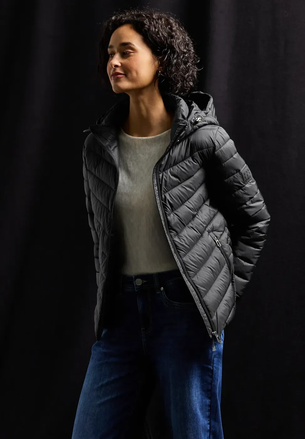 Jacke mit abnehmbarer Kapuze