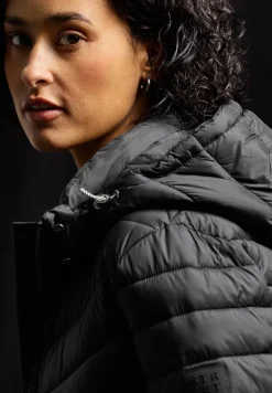 Jacke mit abnehmbarer Kapuze