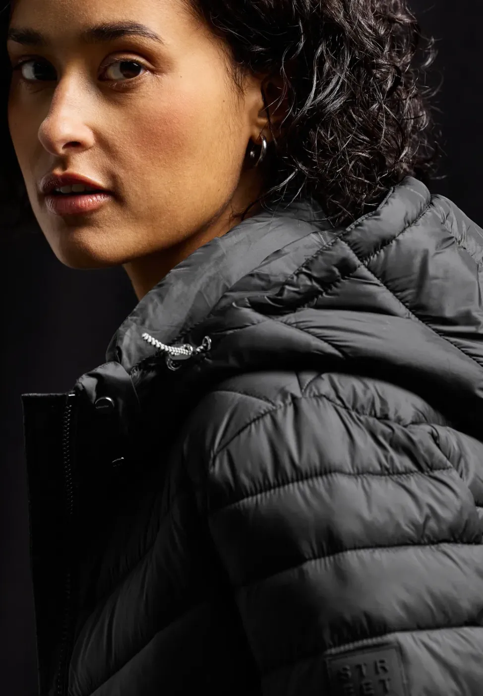 Jacke mit abnehmbarer Kapuze