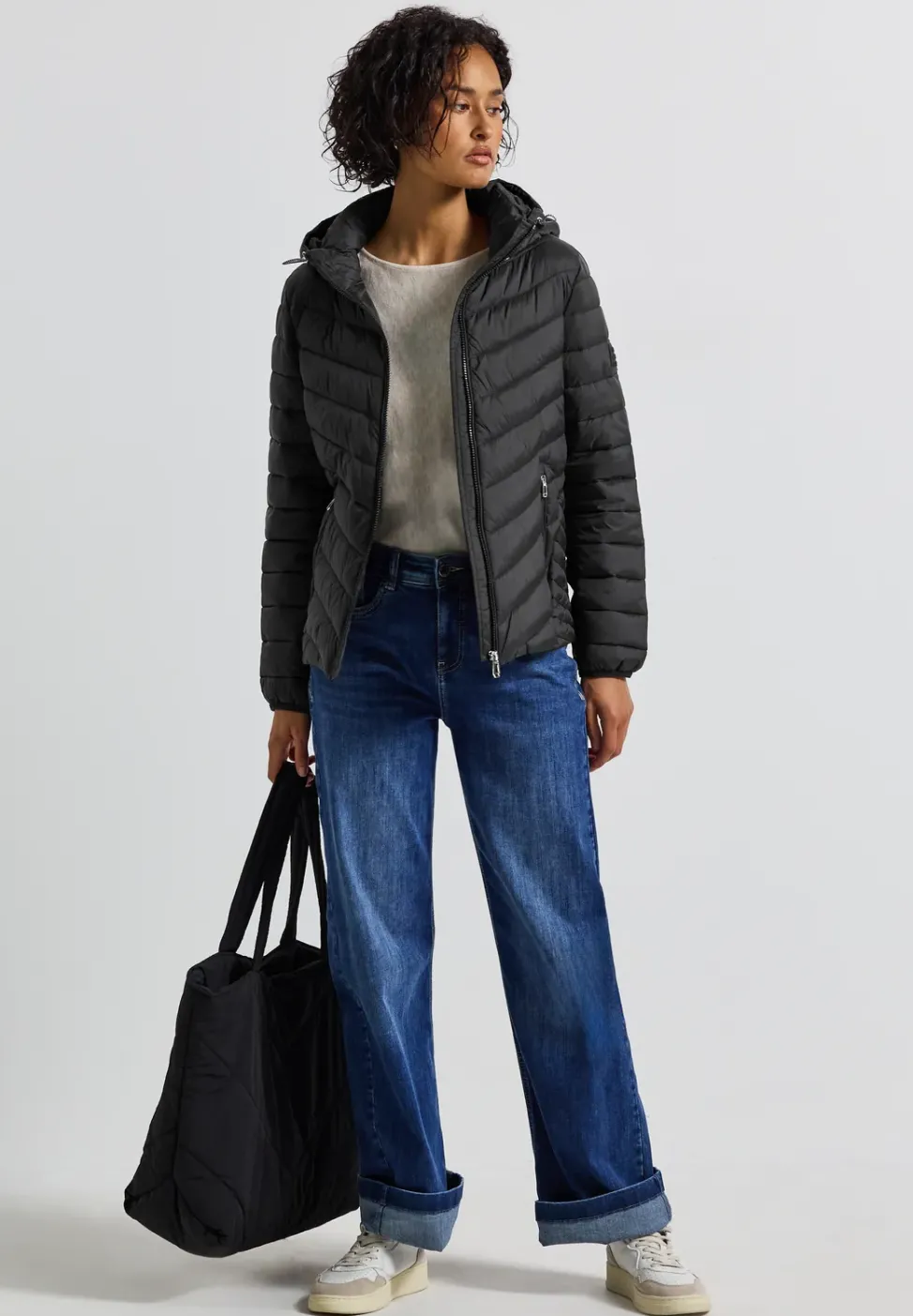 Jacke mit abnehmbarer Kapuze