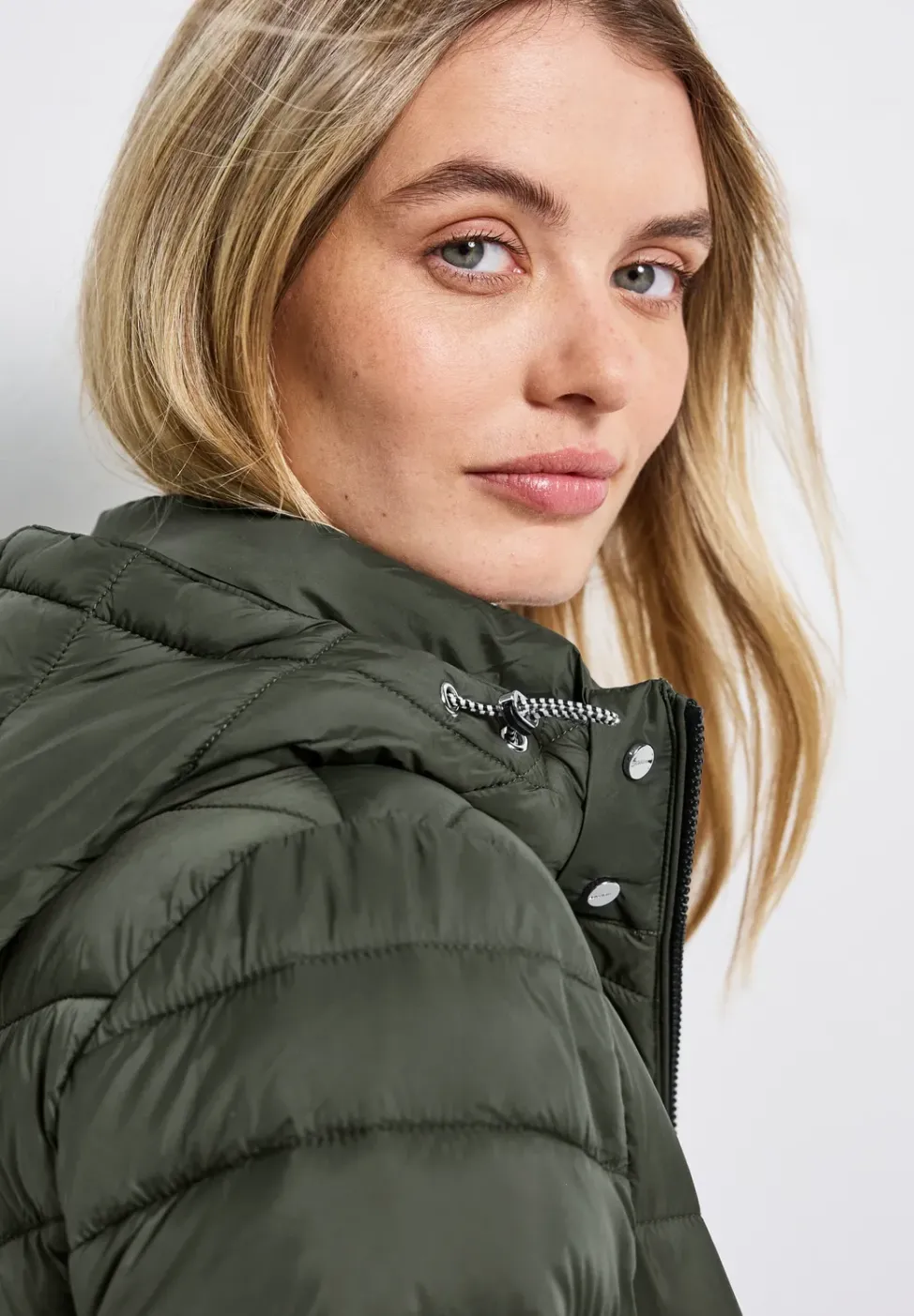 Jacke mit abnehmbarer Kapuze