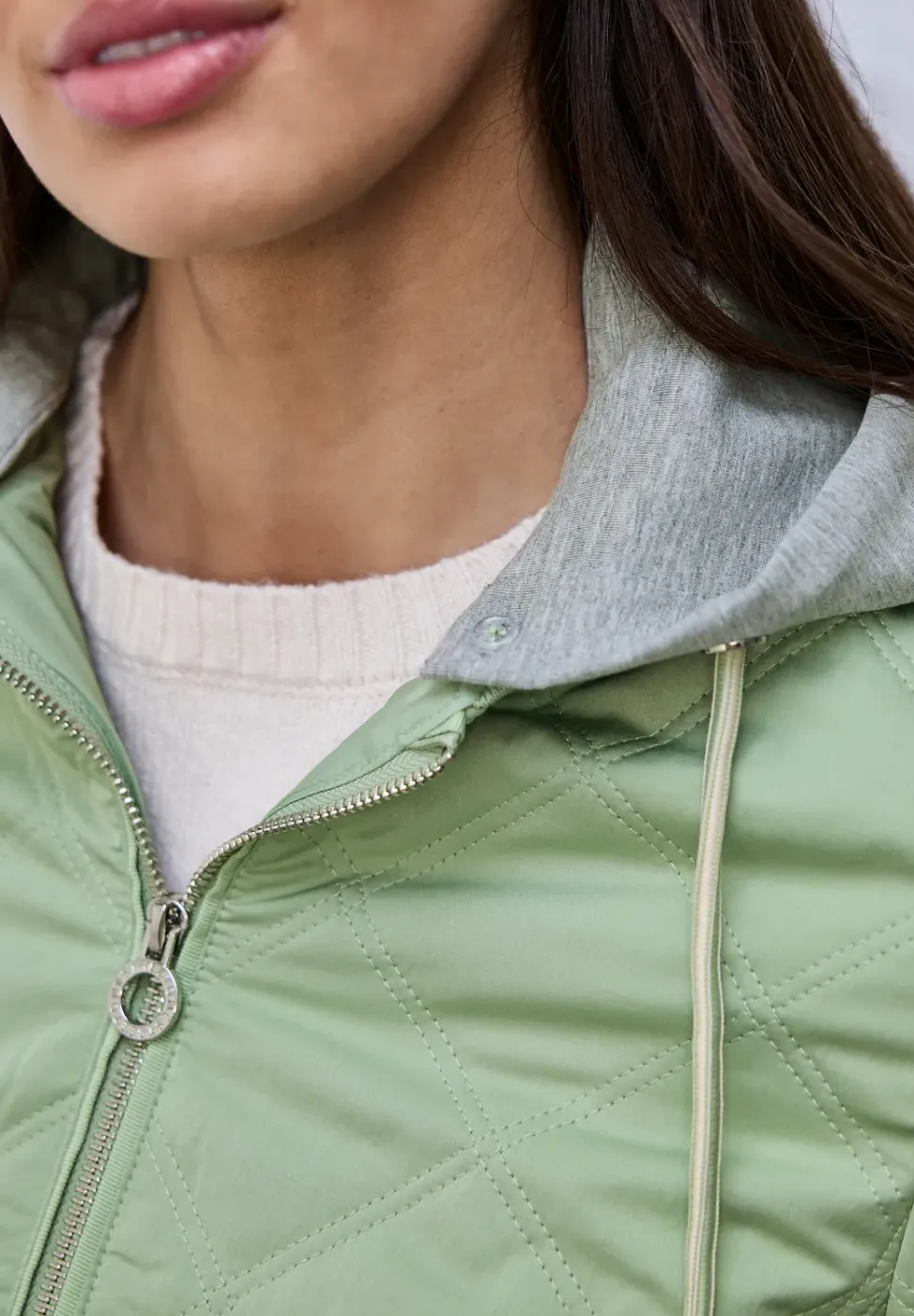 Jacke mit abnehmbarer Kapuze
