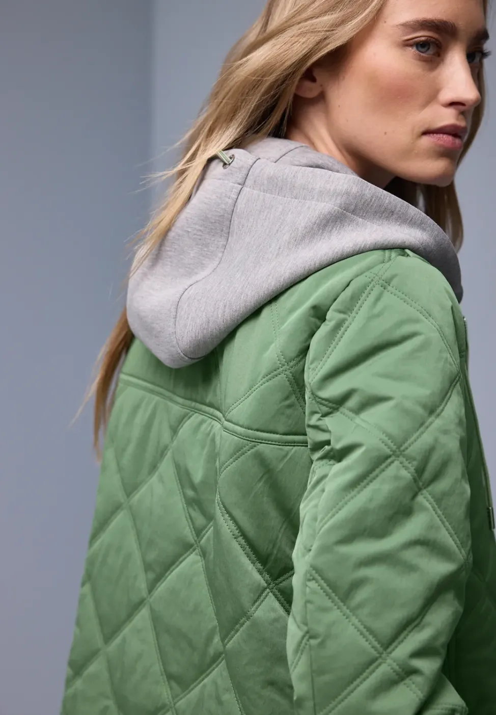 Jacke mit abnehmbarer Kapuze