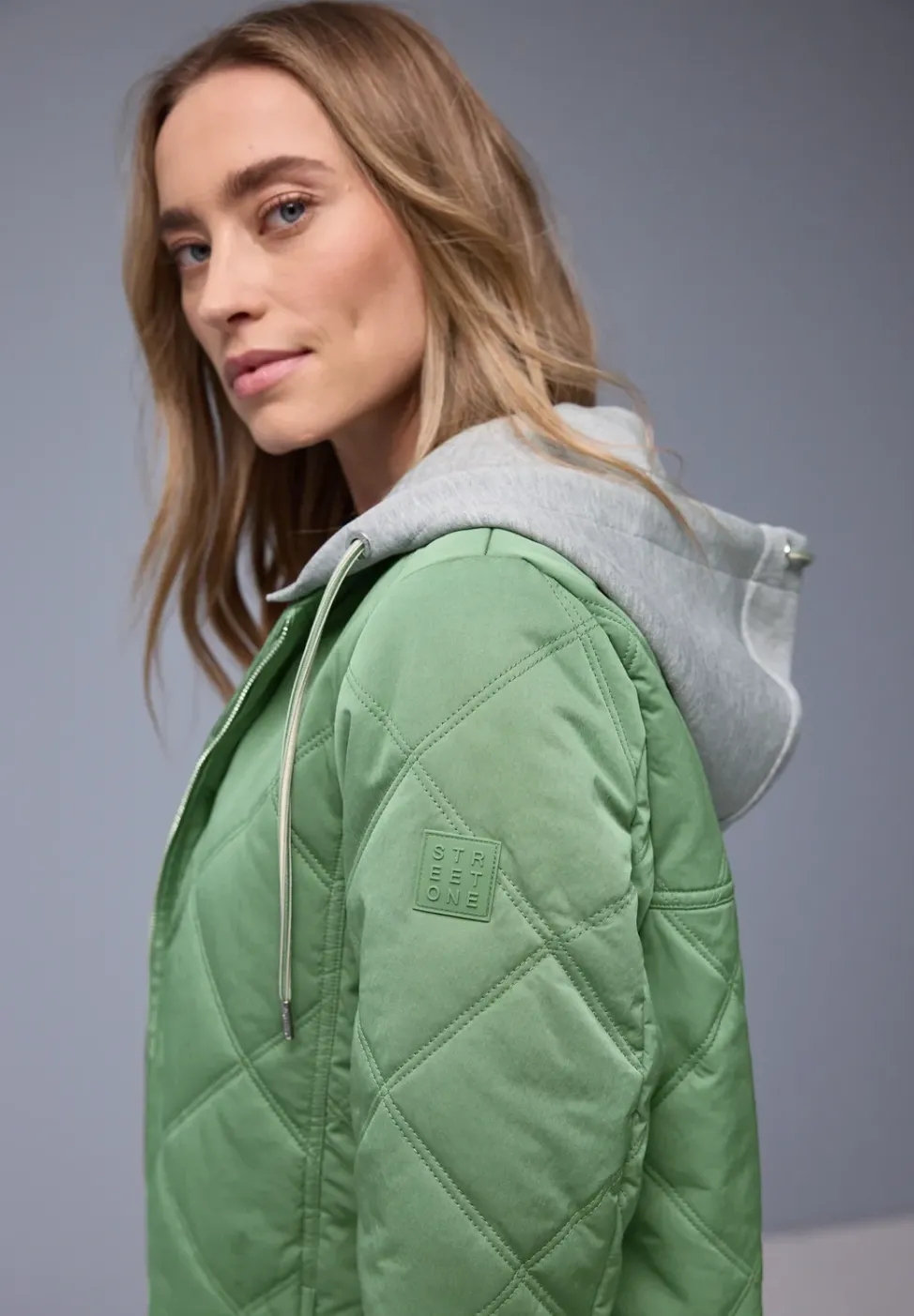 Jacke mit abnehmbarer Kapuze