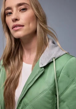 Jacke mit abnehmbarer Kapuze