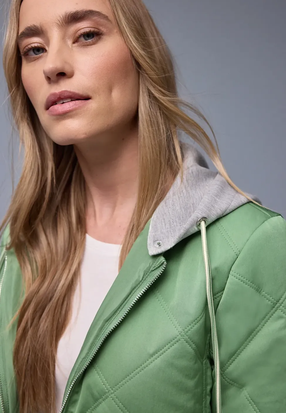 Jacke mit abnehmbarer Kapuze