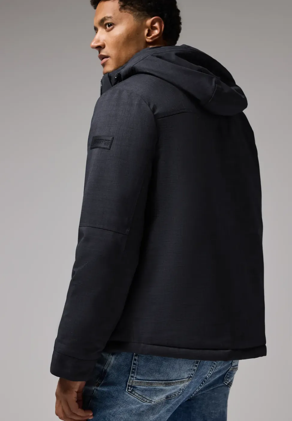 Jacke mit abnehmbarer Kapuze