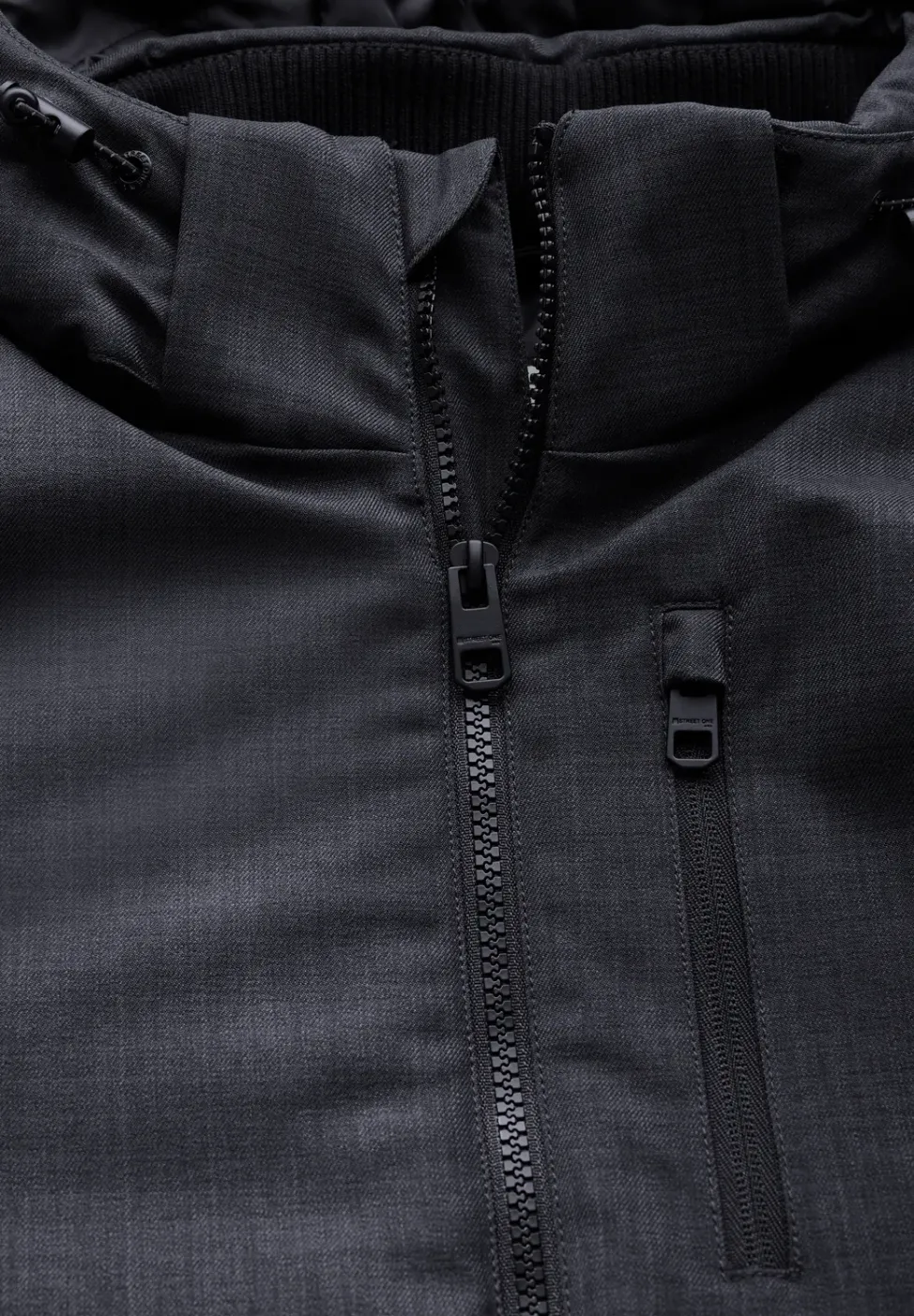 Jacke mit abnehmbarer Kapuze