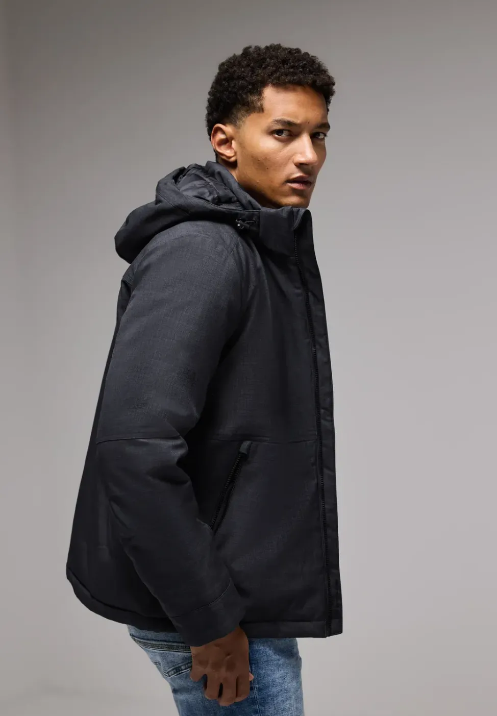 Jacke mit abnehmbarer Kapuze