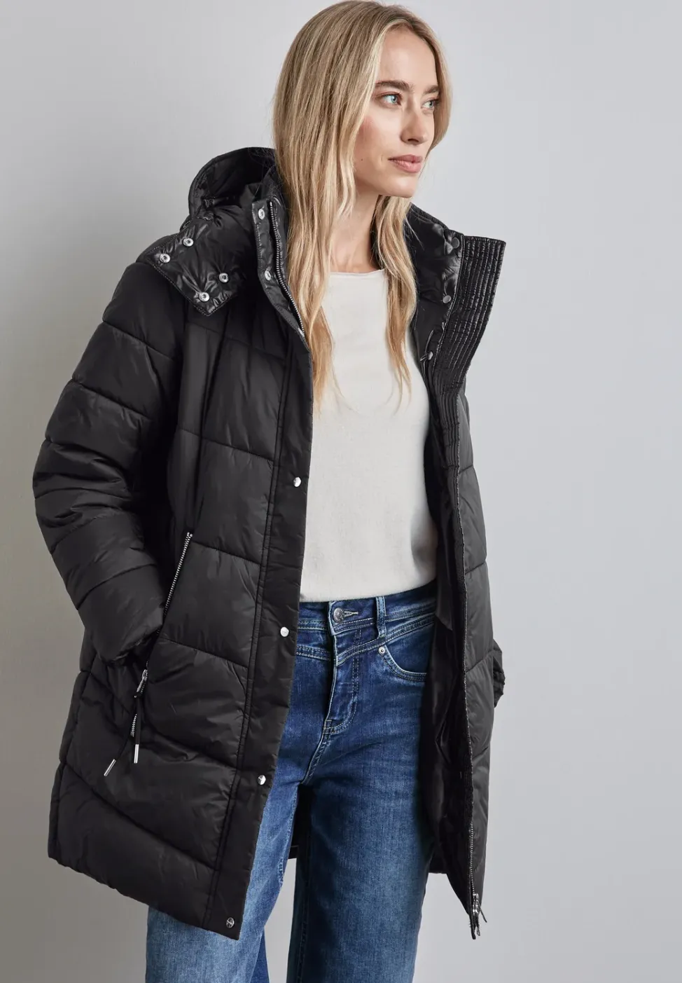 Jacke mit abnehmbarer Kapuze