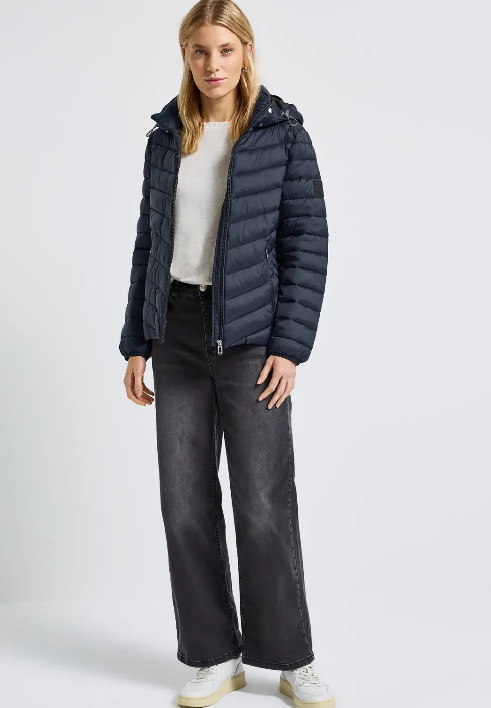 Jacke mit abnehmbarer Kapuze