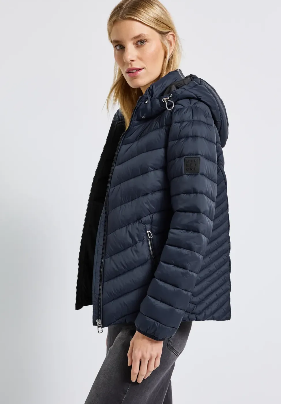 Jacke mit abnehmbarer Kapuze