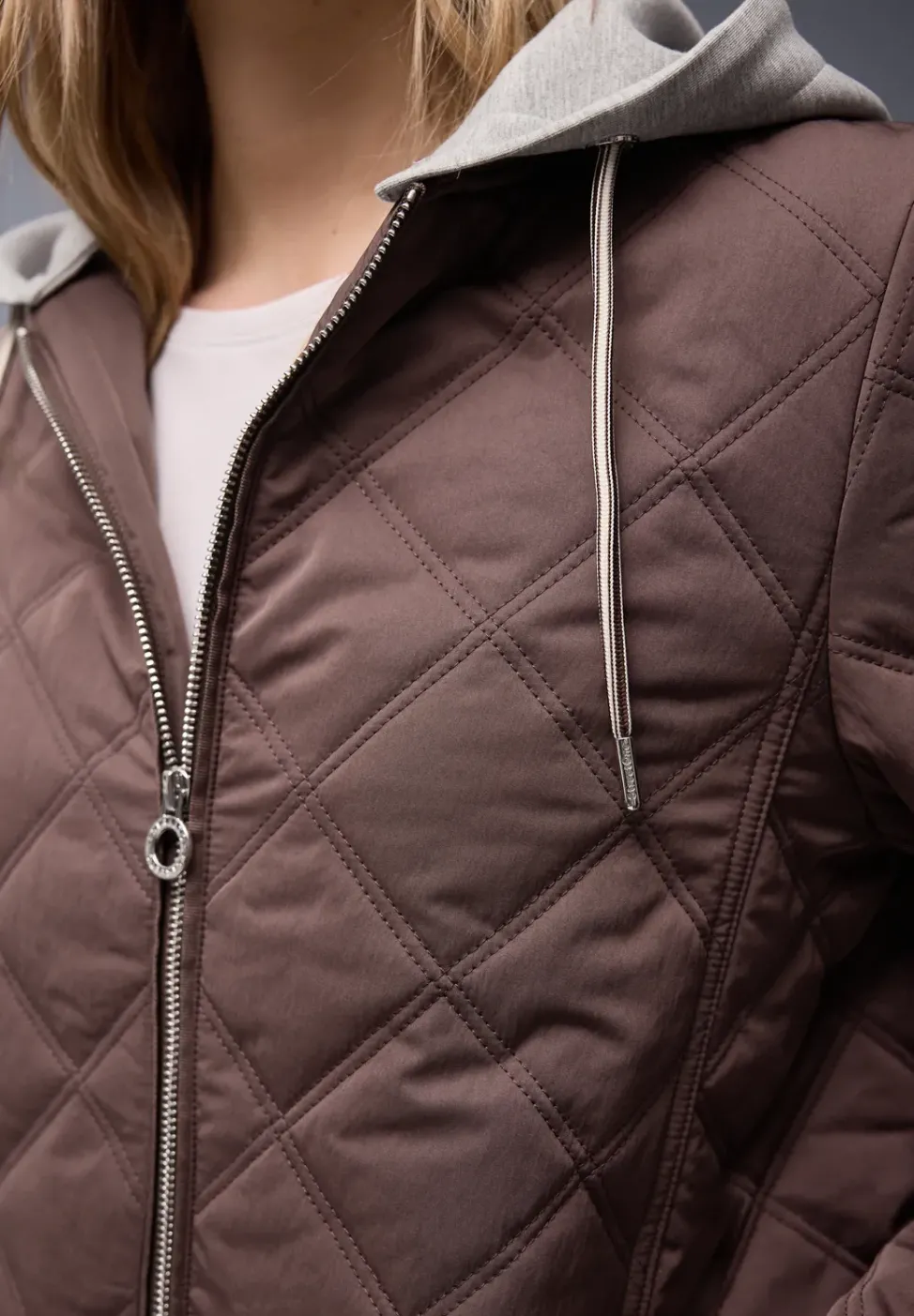 Jacke mit abnehmbarer Kapuze