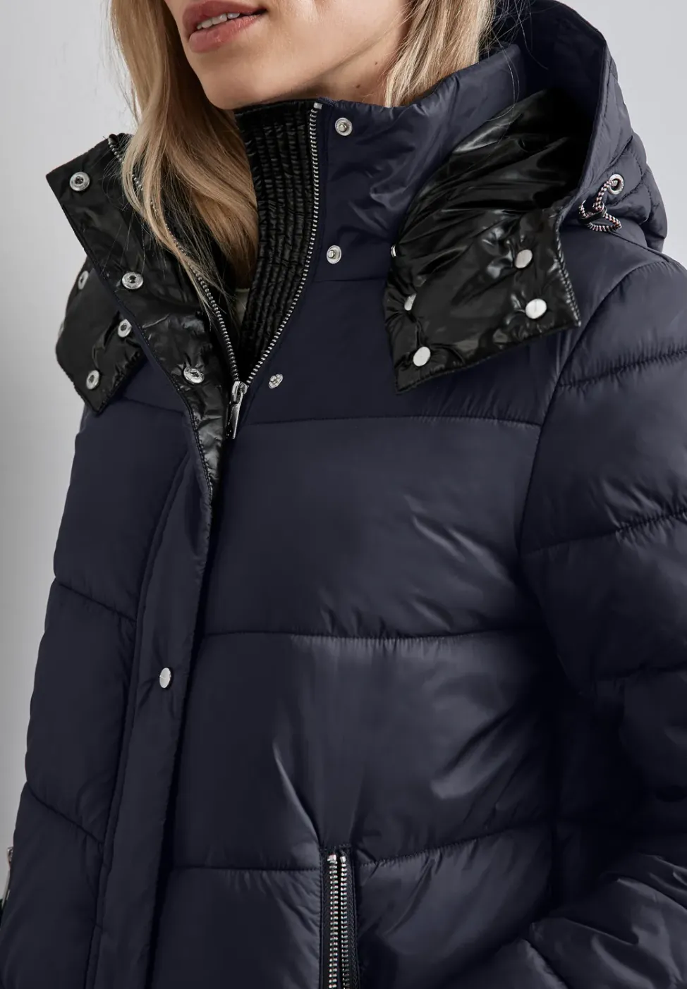 Jacke mit abnehmbarer Kapuze