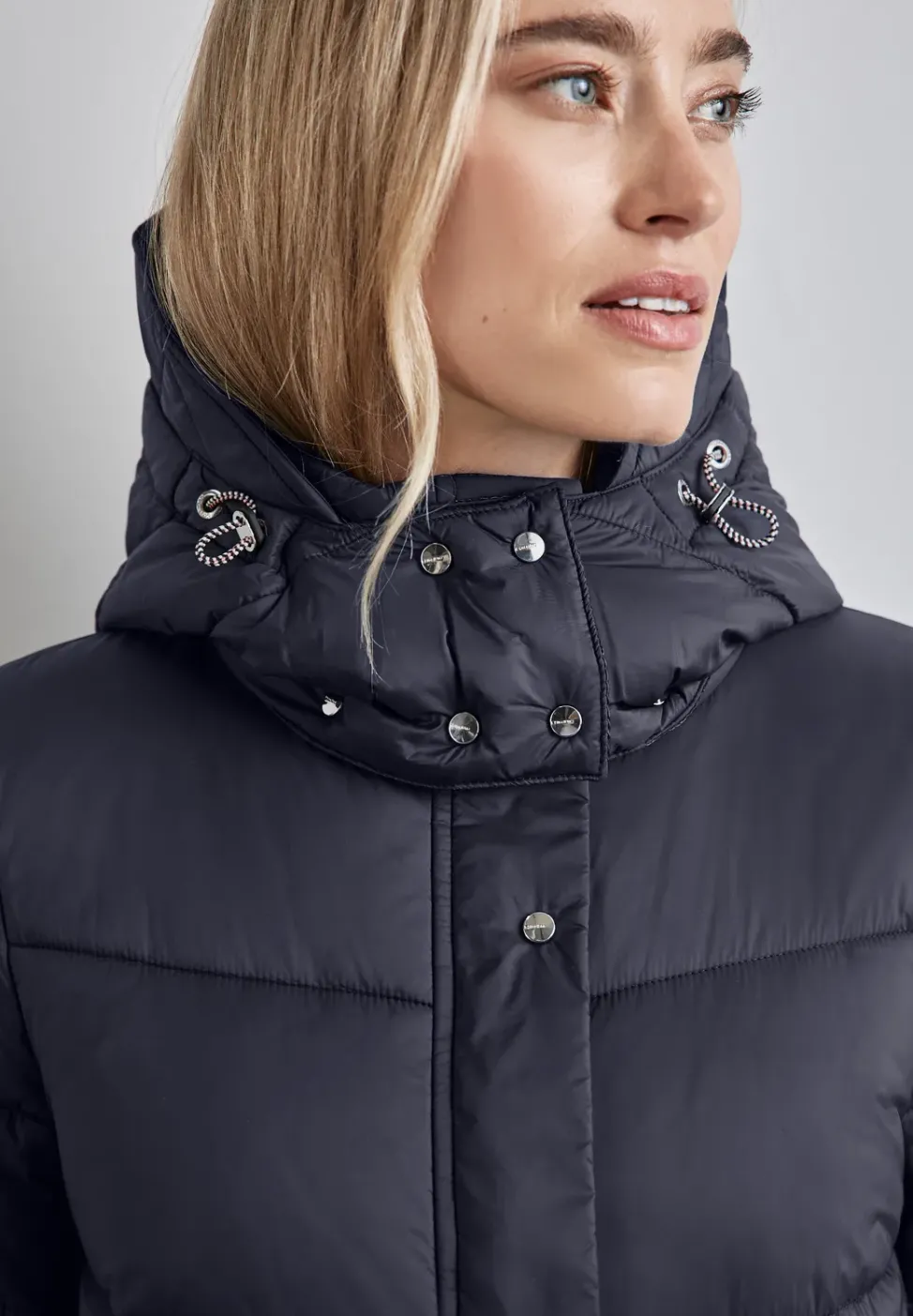 Jacke mit abnehmbarer Kapuze