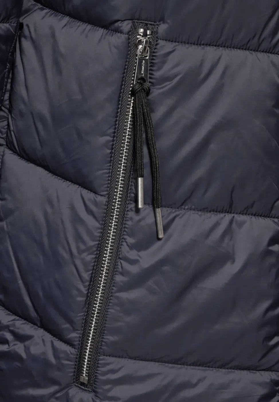 Jacke mit abnehmbarer Kapuze