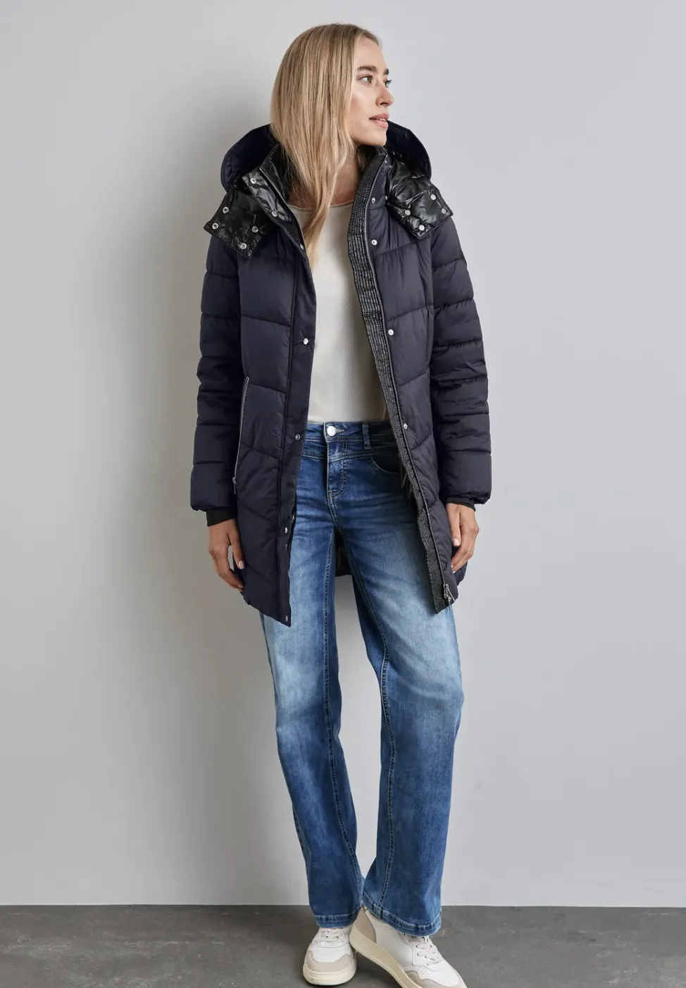 Jacke mit abnehmbarer Kapuze