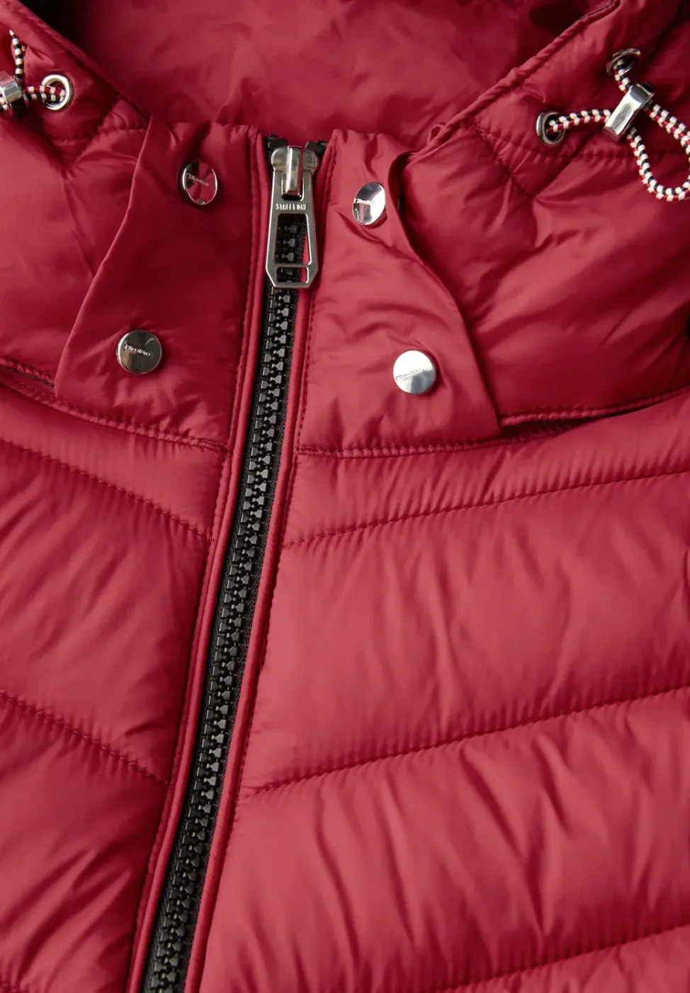 Jacke mit abnehmbarer Kapuze