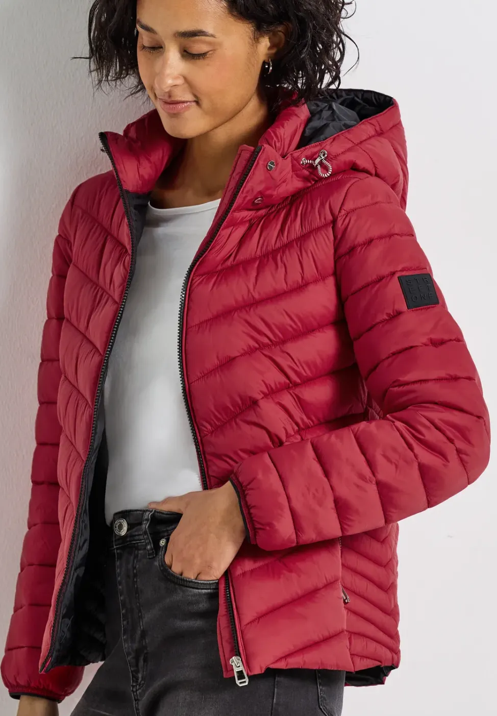 Jacke mit abnehmbarer Kapuze