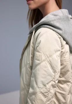 Jacke mit abnehmbarer Kapuze