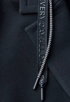 Jacke mit abnehmbarer Kapuze