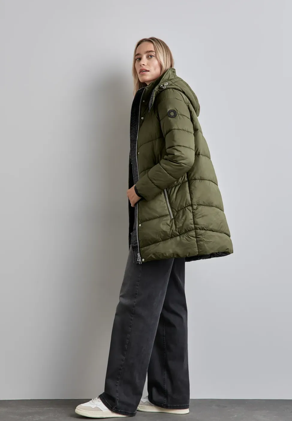 Jacke mit abnehmbarer Kapuze